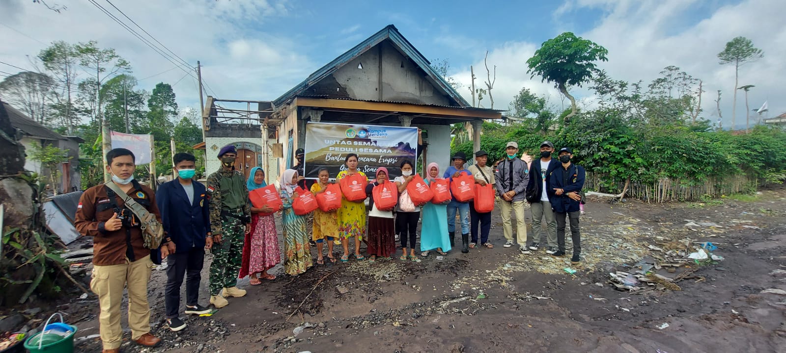 Untag Semarang Bantu Logistik dan Lakukan Program Pengabdian di Semeru