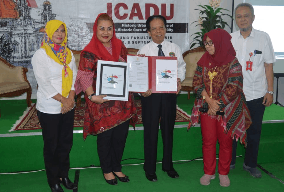 UNTAG Serahkan Sertifikat Hak Cipta temuan penelitian kepada Pemkot Kota Semarang.